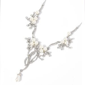 ⚪️⚪️⚪️  "GRAPEVINE GETAWAY" WHITE NECKLACE & EARRING SET ~ PAPARAZZI❗️⚪️⚪️⚪️